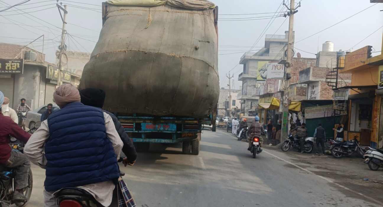 ਮੱਲਾਂਵਾਲਾ–ਫਿਰੋਜ਼ਪੁਰ–ਮੱਖੂ ਰੋਡ ’ਤੇ ਬੇਰੋਕ ਟੋਕ ਦੌੜ ਰਹੇ ਓਵਰਲੋਡ ਵਾਹਨ, ਹਾਦਸਿਆਂ ਦਾ ਖਤਰਾ ਵਧਿਆ ਮੱਲਾਂਵਾਲਾ (ਹਰਨੇਕ ਸਿੰਘ ਭੁੱਲਰ) ਮੱਲਾਂਵਾਲਾ—ਕਸਬੇ ਵਿੱਚ ਸੜਕ ਸੁਰੱਖਿਆ ਨੂੰ ਲੈ ਕੇ ਚਿੰਤਾਵਾਂ ਲਗਾਤਾਰ ਵਧ ਰਹੀਆਂ ਹਨ। ਮੱਲਾਂਵਾਲਾ–ਫਿਰੋਜ਼ਪੁਰ–ਮੱਖੂ ਰੋਡ ’ਤੇ ਓਵਰਲੋਡ ਵਾਹਨਾਂ ਦੀ ਸਮੱਸਿਆ ਗੰਭੀਰ ਰੂਪ ਧਾਰਨ ਕਰ ਚੁੱਕੀ ਹੈ। ਮੁੱਖ ਸੜਕ ਤੋਂ ਲੈ ਕੇ ਅੰਦਰੂਨੀ ਗਲੀਆਂ ਤੱਕ ਓਵਰਲੋਡ ਟਰੱਕ, ਛੋਟੇ ਹਾਥੀ ਅਤੇ ਮਾਲਵਾਹਕ ਵਾਹਨ ਬਿਨਾਂ ਕਿਸੇ ਰੋਕ-ਟੋਕ ਦੇ ਦੌੜਦੇ ਨਜ਼ਰ ਆ ਰਹੇ ਹਨ। ਇਸ ਕਾਰਨ ਨਾ ਸਿਰਫ਼ ਸੜਕ ਹਾਦਸਿਆਂ ਦਾ ਖਤਰਾ ਵਧ ਰਿਹਾ ਹੈ, ਸਗੋਂ ਆਮ ਲੋਕਾਂ ਦੀ ਆਵਾਜਾਈ ਵੀ ਪ੍ਰਭਾਵਿਤ ਹੋ ਰਹੀ ਹੈ। ਮੁੱਖ ਬਾਜ਼ਾਰ ਵਿੱਚੋਂ ਲੰਘਦੀ ਸੜਕ ’ਤੇ ਇੱਕ ਬਹੁਤ ਜ਼ਿਆਦਾ ਓਵਰਲੋਡ ਟਰੱਕ ਲੋਕਾਂ ਦੀ ਧਿਆਨ ਕੇਂਦਰ ਬਣਿਆ ਰਿਹਾ। ਟਰੱਕ ’ਤੇ ਲੱਦਾ ਸਮਾਨ ਵਾਹਨ ਦੀ ਸਮਰੱਥਾ ਤੋਂ ਕਈ ਗੁਣਾ ਵੱਧ ਸੀ ਅਤੇ ਬਾਹਰ ਵੱਲ ਨਿਕਲਿਆ ਹੋਇਆ ਮਾਲ ਸੜਕ ਨੂੰ ਤੰਗ ਕਰ ਰਿਹਾ ਸੀ। ਇਸ ਕਾਰਨ ਦੋਹਾਂ ਪਾਸਿਆਂ ਤੋਂ ਆਉਣ-ਜਾਣ ਵਾਲੇ ਵਾਹਨ ਚਾਲਕਾਂ ਨੂੰ ਕਾਫ਼ੀ ਮੁਸ਼ਕਲਾਂ ਦਾ ਸਾਹਮਣਾ ਕਰਨਾ ਪਿਆ। ਰਾਹਗੀਰਾਂ ਦਾ ਕਹਿਣਾ ਹੈ ਕਿ ਅਚਾਨਕ ਬ੍ਰੇਕ ਲੱਗਣ ਦੀ ਸਥਿਤੀ ਵਿੱਚ ਐਸੇ ਵਾਹਨ ਅਸਾਨੀ ਨਾਲ ਬੇਕਾਬੂ ਹੋ ਕੇ ਵੱਡੇ ਹਾਦਸੇ ਦਾ ਕਾਰਨ ਬਣ ਸਕਦੇ ਹਨ। ਇਸੇ ਤਰ੍ਹਾਂ ਅੰਦਰੂਨੀ ਸੜਕ ’ਤੇ ਇੱਕ ਛੋਟਾ ਹਾਥੀ (ਮਾਲਵਾਹਕ ਵਾਹਨ) ਬੋਰੀਆਂ ਅਤੇ ਸਮਾਨ ਨਾਲ ਬੁਰੀ ਤਰ੍ਹਾਂ ਭਰਿਆ ਹੋਇਆ ਮਿਲਿਆ। ਕੱਚੀ ਅਤੇ ਟੁੱਟੀ ਹੋਈ ਸੜਕ ਹੋਣ ਦੇ ਬਾਵਜੂਦ ਵਾਹਨ ਨੂੰ ਤੇਜ਼ ਰਫ਼ਤਾਰ ਨਾਲ ਚਲਾਇਆ ਜਾ ਰਿਹਾ ਸੀ, ਜਿਸ ਨਾਲ ਉਸ ਦੇ ਪਲਟਣ ਦਾ ਖਤਰਾ ਬਣਿਆ ਹੋਇਆ ਸੀ। ਸਥਾਨਕ ਲੋਕਾਂ ਨੇ ਦੱਸਿਆ ਕਿ ਕਈ ਡਰਾਈਵਰ ਟਰੱਕਾਂ ’ਤੇ ਬੋਰੀਆਂ ਜਾਂ ਕਬਾੜ ਇੰਨਾ ਉੱਚਾ ਭਰ ਲੈਂਦੇ ਹਨ ਕਿ ਗਲੀਆਂ ਵਿੱਚ ਲਟਕ ਰਹੀਆਂ ਬਿਜਲੀ ਦੀਆਂ ਤਾਰਾਂ ਵੀ ਟੁੱਟ ਜਾਂਦੀਆਂ ਹਨ। ਇਸ ਨਾਲ ਪੂਰੇ ਇਲਾਕੇ ਦੀ ਬਿਜਲੀ ਸਪਲਾਈ ਪ੍ਰਭਾਵਿਤ ਹੁੰਦੀ ਹੈ ਅਤੇ ਹਾਦਸਿਆਂ ਦਾ ਜੋਖਮ ਹੋਰ ਵਧ ਜਾਂਦਾ ਹੈ। ਇੱਕ ਹੋਰ ਥਾਂ ਸੜਕ ਕਿਨਾਰੇ ਖੜ੍ਹੇ ਭਾਰੀ ਟਰੱਕ ਵੀ ਟ੍ਰੈਫਿਕ ਵਿੱਚ ਰੁਕਾਵਟ ਬਣੇ ਨਜ਼ਰ ਆਏ। ਰਾਹਗੀਰਾਂ ਨੇ ਦੱਸਿਆ ਕਿ ਓਵਰਲੋਡਿੰਗ ਕਾਰਨ ਵਾਹਨਾਂ ਦੇ ਐਕਸਲ ਟੁੱਟਣ, ਬ੍ਰੇਕ ਫੇਲ ਹੋਣ ਅਤੇ ਕੰਟਰੋਲ ਖੋ ਬੈਠਣ ਦੀਆਂ ਘਟਨਾਵਾਂ ਵਿੱਚ ਵੀ ਵਾਧਾ ਹੋ ਰਿਹਾ ਹੈ, ਪਰ ਸੰਬੰਧਿਤ ਵਿਭਾਗ ਵੱਲੋਂ ਅਜੇ ਤੱਕ ਕੋਈ ਠੋਸ ਕਾਰਵਾਈ ਨਹੀਂ ਕੀਤੀ ਗਈ। ਰਾਹਗੀਰ ਤਿਲਕ ਸਿੰਘ ਰਾਏ ਨੇ ਦੱਸਿਆ ਕਿ ਮੱਲਾਂਵਾਲਾ–ਫਿਰੋਜ਼ਪੁਰ–ਮੱਖੂ ਰੋਡ ’ਤੇ ਹਰ ਰੋਜ਼ ਓਵਰਲੋਡ ਵਾਹਨ ਦੌੜਦੇ ਦਿਖਾਈ ਦਿੰਦੇ ਹਨ। ਕਈ ਵਾਰ ਛੋਟੇ ਹਾਥੀਆਂ ’ਤੇ ਇੰਨੀ ਬੋਰੀਆਂ ਲੱਦ ਦਿੱਤੀਆਂ ਜਾਂਦੀਆਂ ਹਨ ਕਿ ਬਿਜਲੀ ਦੀਆਂ ਤਾਰਾਂ ਟੁੱਟ ਜਾਂਦੀਆਂ ਹਨ ਅਤੇ ਵਾਹਨ ਬੇਕਾਬੂ ਹੋ ਕੇ ਲੋਕਾਂ ਨੂੰ ਟੱਕਰ ਮਾਰਦੇ-ਮਾਰਦੇ ਬਚਦੇ ਹਨ। ਉਨ੍ਹਾਂ ਕਿਹਾ ਕਿ ਜੇਕਰ ਸਮੇਂ ਸਿਰ ਸਖ਼ਤ ਕਾਰਵਾਈ ਨਾ ਕੀਤੀ ਗਈ ਤਾਂ ਕਿਸੇ ਵੱਡੇ ਹਾਦਸੇ ਤੋਂ ਇਨਕਾਰ ਨਹੀਂ ਕੀਤਾ ਜਾ ਸਕਦਾ। ਰਾਹਗੀਰਾਂ ਨੇ ਪ੍ਰਸ਼ਾਸਨ ਤੋਂ ਮੰਗ ਕੀਤੀ ਹੈ ਕਿ ਸੜਕ ਸੁਰੱਖਿਆ ਨੂੰ ਧਿਆਨ ਵਿੱਚ ਰੱਖਦੇ ਹੋਏ ਓਵਰਲੋਡ ਵਾਹਨਾਂ ’ਤੇ ਤੁਰੰਤ ਰੋਕ ਲਗਾਈ ਜਾਵੇ ਅਤੇ ਨਿਯਮਤ ਤੌਰ ’ਤੇ ਚੈਕਿੰਗ ਮੁਹਿੰਮ ਚਲਾਈ ਜਾਵੇ। ਲੋਕਾਂ ਨੇ ਉਮੀਦ ਜਤਾਈ ਹੈ ਕਿ ਪ੍ਰਸ਼ਾਸਨ ਜਲਦ ਕਦਮ ਚੁੱਕ ਕੇ ਮੱਲਾਂਵਾਲਾ ਖੇਤਰ ਦੀਆਂ ਸੜਕਾਂ ਨੂੰ ਸੁਰੱਖਿਅਤ ਬਣਾਉਣ ਲਈ ਠੋਸ ਕਾਰਵਾਈ ਕਰੇਗਾ।