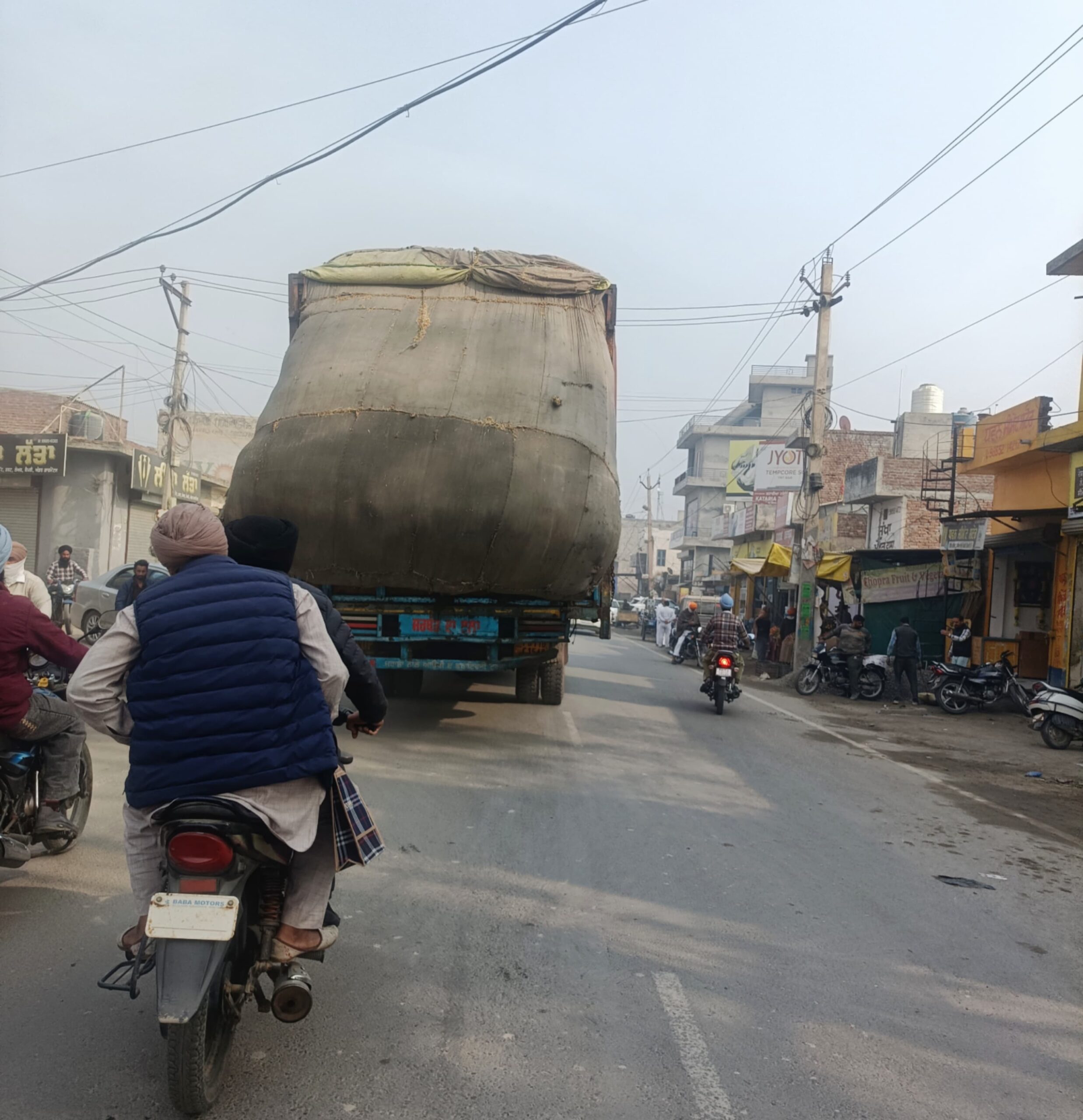 ਮੱਲਾਂਵਾਲਾ–ਫਿਰੋਜ਼ਪੁਰ–ਮੱਖੂ ਰੋਡ ’ਤੇ ਬੇਰੋਕ ਟੋਕ ਦੌੜ ਰਹੇ ਓਵਰਲੋਡ ਵਾਹਨ, ਹਾਦਸਿਆਂ ਦਾ ਖਤਰਾ ਵਧਿਆ ਮੱਲਾਂਵਾਲਾ (ਹਰਨੇਕ ਸਿੰਘ ਭੁੱਲਰ) ਮੱਲਾਂਵਾਲਾ—ਕਸਬੇ ਵਿੱਚ ਸੜਕ ਸੁਰੱਖਿਆ ਨੂੰ ਲੈ ਕੇ ਚਿੰਤਾਵਾਂ ਲਗਾਤਾਰ ਵਧ ਰਹੀਆਂ ਹਨ। ਮੱਲਾਂਵਾਲਾ–ਫਿਰੋਜ਼ਪੁਰ–ਮੱਖੂ ਰੋਡ ’ਤੇ ਓਵਰਲੋਡ ਵਾਹਨਾਂ ਦੀ ਸਮੱਸਿਆ ਗੰਭੀਰ ਰੂਪ ਧਾਰਨ ਕਰ ਚੁੱਕੀ ਹੈ। ਮੁੱਖ ਸੜਕ ਤੋਂ ਲੈ ਕੇ ਅੰਦਰੂਨੀ ਗਲੀਆਂ ਤੱਕ ਓਵਰਲੋਡ ਟਰੱਕ, ਛੋਟੇ ਹਾਥੀ ਅਤੇ ਮਾਲਵਾਹਕ ਵਾਹਨ ਬਿਨਾਂ ਕਿਸੇ ਰੋਕ-ਟੋਕ ਦੇ ਦੌੜਦੇ ਨਜ਼ਰ ਆ ਰਹੇ ਹਨ। ਇਸ ਕਾਰਨ ਨਾ ਸਿਰਫ਼ ਸੜਕ ਹਾਦਸਿਆਂ ਦਾ ਖਤਰਾ ਵਧ ਰਿਹਾ ਹੈ, ਸਗੋਂ ਆਮ ਲੋਕਾਂ ਦੀ ਆਵਾਜਾਈ ਵੀ ਪ੍ਰਭਾਵਿਤ ਹੋ ਰਹੀ ਹੈ। ਮੁੱਖ ਬਾਜ਼ਾਰ ਵਿੱਚੋਂ ਲੰਘਦੀ ਸੜਕ ’ਤੇ ਇੱਕ ਬਹੁਤ ਜ਼ਿਆਦਾ ਓਵਰਲੋਡ ਟਰੱਕ ਲੋਕਾਂ ਦੀ ਧਿਆਨ ਕੇਂਦਰ ਬਣਿਆ ਰਿਹਾ। ਟਰੱਕ ’ਤੇ ਲੱਦਾ ਸਮਾਨ ਵਾਹਨ ਦੀ ਸਮਰੱਥਾ ਤੋਂ ਕਈ ਗੁਣਾ ਵੱਧ ਸੀ ਅਤੇ ਬਾਹਰ ਵੱਲ ਨਿਕਲਿਆ ਹੋਇਆ ਮਾਲ ਸੜਕ ਨੂੰ ਤੰਗ ਕਰ ਰਿਹਾ ਸੀ। ਇਸ ਕਾਰਨ ਦੋਹਾਂ ਪਾਸਿਆਂ ਤੋਂ ਆਉਣ-ਜਾਣ ਵਾਲੇ ਵਾਹਨ ਚਾਲਕਾਂ ਨੂੰ ਕਾਫ਼ੀ ਮੁਸ਼ਕਲਾਂ ਦਾ ਸਾਹਮਣਾ ਕਰਨਾ ਪਿਆ। ਰਾਹਗੀਰਾਂ ਦਾ ਕਹਿਣਾ ਹੈ ਕਿ ਅਚਾਨਕ ਬ੍ਰੇਕ ਲੱਗਣ ਦੀ ਸਥਿਤੀ ਵਿੱਚ ਐਸੇ ਵਾਹਨ ਅਸਾਨੀ ਨਾਲ ਬੇਕਾਬੂ ਹੋ ਕੇ ਵੱਡੇ ਹਾਦਸੇ ਦਾ ਕਾਰਨ ਬਣ ਸਕਦੇ ਹਨ। ਇਸੇ ਤਰ੍ਹਾਂ ਅੰਦਰੂਨੀ ਸੜਕ ’ਤੇ ਇੱਕ ਛੋਟਾ ਹਾਥੀ (ਮਾਲਵਾਹਕ ਵਾਹਨ) ਬੋਰੀਆਂ ਅਤੇ ਸਮਾਨ ਨਾਲ ਬੁਰੀ ਤਰ੍ਹਾਂ ਭਰਿਆ ਹੋਇਆ ਮਿਲਿਆ। ਕੱਚੀ ਅਤੇ ਟੁੱਟੀ ਹੋਈ ਸੜਕ ਹੋਣ ਦੇ ਬਾਵਜੂਦ ਵਾਹਨ ਨੂੰ ਤੇਜ਼ ਰਫ਼ਤਾਰ ਨਾਲ ਚਲਾਇਆ ਜਾ ਰਿਹਾ ਸੀ, ਜਿਸ ਨਾਲ ਉਸ ਦੇ ਪਲਟਣ ਦਾ ਖਤਰਾ ਬਣਿਆ ਹੋਇਆ ਸੀ। ਸਥਾਨਕ ਲੋਕਾਂ ਨੇ ਦੱਸਿਆ ਕਿ ਕਈ ਡਰਾਈਵਰ ਟਰੱਕਾਂ ’ਤੇ ਬੋਰੀਆਂ ਜਾਂ ਕਬਾੜ ਇੰਨਾ ਉੱਚਾ ਭਰ ਲੈਂਦੇ ਹਨ ਕਿ ਗਲੀਆਂ ਵਿੱਚ ਲਟਕ ਰਹੀਆਂ ਬਿਜਲੀ ਦੀਆਂ ਤਾਰਾਂ ਵੀ ਟੁੱਟ ਜਾਂਦੀਆਂ ਹਨ। ਇਸ ਨਾਲ ਪੂਰੇ ਇਲਾਕੇ ਦੀ ਬਿਜਲੀ ਸਪਲਾਈ ਪ੍ਰਭਾਵਿਤ ਹੁੰਦੀ ਹੈ ਅਤੇ ਹਾਦਸਿਆਂ ਦਾ ਜੋਖਮ ਹੋਰ ਵਧ ਜਾਂਦਾ ਹੈ। ਇੱਕ ਹੋਰ ਥਾਂ ਸੜਕ ਕਿਨਾਰੇ ਖੜ੍ਹੇ ਭਾਰੀ ਟਰੱਕ ਵੀ ਟ੍ਰੈਫਿਕ ਵਿੱਚ ਰੁਕਾਵਟ ਬਣੇ ਨਜ਼ਰ ਆਏ। ਰਾਹਗੀਰਾਂ ਨੇ ਦੱਸਿਆ ਕਿ ਓਵਰਲੋਡਿੰਗ ਕਾਰਨ ਵਾਹਨਾਂ ਦੇ ਐਕਸਲ ਟੁੱਟਣ, ਬ੍ਰੇਕ ਫੇਲ ਹੋਣ ਅਤੇ ਕੰਟਰੋਲ ਖੋ ਬੈਠਣ ਦੀਆਂ ਘਟਨਾਵਾਂ ਵਿੱਚ ਵੀ ਵਾਧਾ ਹੋ ਰਿਹਾ ਹੈ, ਪਰ ਸੰਬੰਧਿਤ ਵਿਭਾਗ ਵੱਲੋਂ ਅਜੇ ਤੱਕ ਕੋਈ ਠੋਸ ਕਾਰਵਾਈ ਨਹੀਂ ਕੀਤੀ ਗਈ। ਰਾਹਗੀਰ ਤਿਲਕ ਸਿੰਘ ਰਾਏ ਨੇ ਦੱਸਿਆ ਕਿ ਮੱਲਾਂਵਾਲਾ–ਫਿਰੋਜ਼ਪੁਰ–ਮੱਖੂ ਰੋਡ ’ਤੇ ਹਰ ਰੋਜ਼ ਓਵਰਲੋਡ ਵਾਹਨ ਦੌੜਦੇ ਦਿਖਾਈ ਦਿੰਦੇ ਹਨ। ਕਈ ਵਾਰ ਛੋਟੇ ਹਾਥੀਆਂ ’ਤੇ ਇੰਨੀ ਬੋਰੀਆਂ ਲੱਦ ਦਿੱਤੀਆਂ ਜਾਂਦੀਆਂ ਹਨ ਕਿ ਬਿਜਲੀ ਦੀਆਂ ਤਾਰਾਂ ਟੁੱਟ ਜਾਂਦੀਆਂ ਹਨ ਅਤੇ ਵਾਹਨ ਬੇਕਾਬੂ ਹੋ ਕੇ ਲੋਕਾਂ ਨੂੰ ਟੱਕਰ ਮਾਰਦੇ-ਮਾਰਦੇ ਬਚਦੇ ਹਨ। ਉਨ੍ਹਾਂ ਕਿਹਾ ਕਿ ਜੇਕਰ ਸਮੇਂ ਸਿਰ ਸਖ਼ਤ ਕਾਰਵਾਈ ਨਾ ਕੀਤੀ ਗਈ ਤਾਂ ਕਿਸੇ ਵੱਡੇ ਹਾਦਸੇ ਤੋਂ ਇਨਕਾਰ ਨਹੀਂ ਕੀਤਾ ਜਾ ਸਕਦਾ। ਰਾਹਗੀਰਾਂ ਨੇ ਪ੍ਰਸ਼ਾਸਨ ਤੋਂ ਮੰਗ ਕੀਤੀ ਹੈ ਕਿ ਸੜਕ ਸੁਰੱਖਿਆ ਨੂੰ ਧਿਆਨ ਵਿੱਚ ਰੱਖਦੇ ਹੋਏ ਓਵਰਲੋਡ ਵਾਹਨਾਂ ’ਤੇ ਤੁਰੰਤ ਰੋਕ ਲਗਾਈ ਜਾਵੇ ਅਤੇ ਨਿਯਮਤ ਤੌਰ ’ਤੇ ਚੈਕਿੰਗ ਮੁਹਿੰਮ ਚਲਾਈ ਜਾਵੇ। ਲੋਕਾਂ ਨੇ ਉਮੀਦ ਜਤਾਈ ਹੈ ਕਿ ਪ੍ਰਸ਼ਾਸਨ ਜਲਦ ਕਦਮ ਚੁੱਕ ਕੇ ਮੱਲਾਂਵਾਲਾ ਖੇਤਰ ਦੀਆਂ ਸੜਕਾਂ ਨੂੰ ਸੁਰੱਖਿਅਤ ਬਣਾਉਣ ਲਈ ਠੋਸ ਕਾਰਵਾਈ ਕਰੇਗਾ।