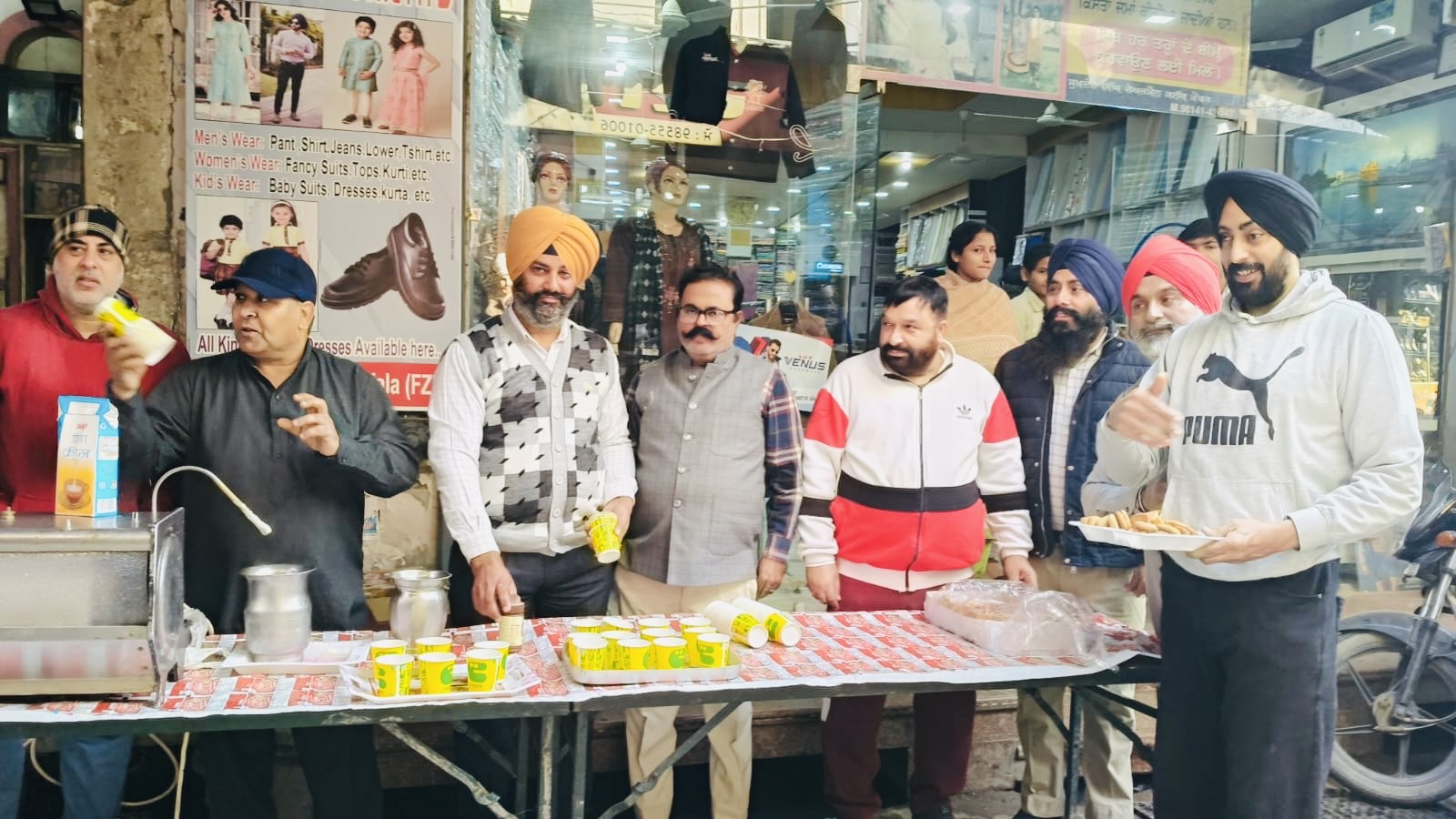 ਚਾਰ ਸਾਹਿਬਜ਼ਾਦਿਆਂ ਦੀ ਸ਼ਹਾਦਤ ਨੂੰ ਸਮਰਪਿਤ ਮੱਲਾਂ ਵਾਲਾ ਮੇਨ ਬਾਜ਼ਾਰ ’ਚ ਦੁੱਧ ਤੇ ਕਾਫੀ ਦਾ ਲੰਗਰ — ਭਾਈ ਮੋਤੀ ਰਾਮ ਜੀ ਦੀ ਮਹਾਨ ਕੁਰਬਾਨੀ ਨੂੰ ਕੀਤਾ ਨਮਨ