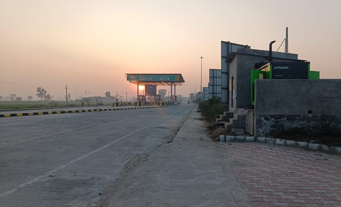 ਮੱਲਾਂਵਾਲਾ (ਹਰਨੇਕ ਸਿੰਘ ਭੁੱਲਰ) ਮੱਲਾਂਵਾਲਾ–ਫਿਰੋਜ਼ਪੁਰ ਰੋਡ ’ਤੇ ਸਥਿਤ ਰਾਸ਼ਟਰੀ ਮਾਰਗ NH-703A (ਆਰਿਫਕੇ ਨੇੜੇ) ਬਣਿਆ ਟੋਲ ਪਲਾਜ਼ਾ ਇਨ੍ਹਾਂ ਦਿਨਾਂ ਯਾਤਰੀਆਂ ਲਈ ਸੁਵਿਧਾ ਕੇਂਦਰ ਨਹੀਂ, ਸਗੋਂ ਖ਼ਤਰੇ ਦਾ ਕੇਂਦਰ ਬਣਦਾ ਜਾ ਰਿਹਾ ਹੈ। ਇੱਥੋਂ ਲੰਘਣ ਵਾਲੇ ਵਾਹਨ ਚਾਲਕਾਂ ਤੋਂ ਨਿਯਮਤ ਤੌਰ ’ਤੇ ਪੂਰਾ ਟੋਲ ਵਸੂਲਿਆ ਜਾ ਰਿਹਾ ਹੈ, ਪਰ ਇਸ ਦੇ ਬਦਲੇ ਸੁਰੱਖਿਆ, ਰੱਖ-ਰਖਾਵ ਅਤੇ ਐਮਰਜੈਂਸੀ ਸੁਵਿਧਾਵਾਂ ਦੀ ਭਾਰੀ ਘਾਟ ਸਾਫ਼ ਨਜ਼ਰ ਆ ਰਹੀ ਹੈ। ਸਥਲ ਜਾਂਚ ਦੌਰਾਨ ਇਹ ਗੰਭੀਰ ਤੱਥ ਸਾਹਮਣੇ ਆਇਆ ਕਿ ਟੋਲ ਪਲਾਜ਼ਾ ’ਤੇ ਮੋਟਰਸਾਈਕਲ ਅਤੇ ਦੋਪਹੀਆ ਵਾਹਨਾਂ ਲਈ ਬਣਾਈ ਗਈ ਵੱਖਰੀ ਲੇਨ ਦੀ ਹਾਲਤ ਬਹੁਤ ਹੀ ਖ਼ਤਰਨਾਕ ਹੈ। ਇਸ ਲੇਨ ’ਚ ਲਗੇ ਡਿਵਾਈਡਰ ਪੂਰੀ ਤਰ੍ਹਾਂ ਟੁੱਟੇ ਹੋਏ ਹਨ ਅਤੇ ਕਈ ਥਾਵਾਂ ’ਤੇ ਸੜਕ ’ਤੇ ਹੀ ਬਿਖਰੇ ਪਏ ਹਨ, ਜਿਸ ਨਾਲ ਵਾਹਨ ਚਾਲਕਾਂ ਦੇ ਫਿਸਲਣ ਜਾਂ ਟਕਰਾਉਣ ਦਾ ਖ਼ਤਰਾ ਬਣਿਆ ਰਹਿੰਦਾ ਹੈ। ਇਸ ਤੋਂ ਇਲਾਵਾ, ਮੋਟਰਸਾਈਕਲ ਲੇਨ ਦੇ ਉੱਪਰ ਬਣਿਆ ਕਾਂਕਰੀਟ ਲੈਂਟਰ ਕਈ ਥਾਵਾਂ ਤੋਂ ਉੱਪਰ ਵੱਲ ਉੱਠਿਆ ਹੋਇਆ ਹੈ, ਜੋ ਨਿਰਮਾਣ ਦੀ ਗੁਣਵੱਤਾ ਅਤੇ ਰੱਖ-ਰਖਾਵ ’ਤੇ ਗੰਭੀਰ ਸਵਾਲ ਖੜੇ ਕਰਦਾ ਹੈ। ਖ਼ਾਸ ਕਰਕੇ ਕੋਹਰੇ ਅਤੇ ਰਾਤ ਦੇ ਸਮੇਂ ਇਹ ਲੇਨ ਦੋਪਹੀਆ ਵਾਹਨ ਚਾਲਕਾਂ ਲਈ ਜਾਨਲੇਵਾ ਸਾਬਤ ਹੋ ਸਕਦੀ ਹੈ। ਹਾਲਾਤਾਂ ਨੂੰ ਹੋਰ ਗੰਭੀਰ ਬਣਾਉਂਦਾ ਇਹ ਤੱਥ ਹੈ ਕਿ ਇਲਮੇਵਾਲਾ ਅਤੇ ਗੁਲਾਮੀਵਾਲਾ ਪਿੰਡਾਂ ਦੇ ਨੇੜੇ ਅਤੇ ਝਾਮਕੇ ਓਵਰਬ੍ਰਿਜ਼ ’ਤੇ ਲੱਗੀਆਂ ਸਟ੍ਰੀਟ ਲਾਈਟਾਂ ਕਾਫ਼ੀ ਸਮੇਂ ਤੋਂ ਬੰਦ ਪਈਆਂ ਹਨ। ਘਣੇ ਕੋਹਰੇ ਅਤੇ ਹਨੇਰੇ ਕਾਰਨ ਦਿੱਖ ਬਹੁਤ ਘੱਟ ਰਹਿੰਦੀ ਹੈ, ਜਿਸ ਨਾਲ ਤੇਜ਼ ਰਫ਼ਤਾਰ ਵਾਹਨਾਂ ਕਾਰਨ ਹਾਦਸਿਆਂ ਦੀ ਸੰਭਾਵਨਾ ਲਗਾਤਾਰ ਬਣੀ ਰਹਿੰਦੀ ਹੈ। ਸਥਾਨਕ ਲੋਕਾਂ ਅਨੁਸਾਰ ਇਨ੍ਹਾਂ ਥਾਵਾਂ ’ਤੇ ਪਹਿਲਾਂ ਵੀ ਕਈ ਹਾਦਸੇ ਹੋ ਚੁੱਕੇ ਹਨ, ਪਰ ਇਸ ਦੇ ਬਾਵਜੂਦ ਸੰਬੰਧਿਤ ਵਿਭਾਗਾਂ ਵੱਲੋਂ ਕੋਈ ਠੋਸ ਕਦਮ ਨਹੀਂ ਚੁੱਕਿਆ ਗਿਆ। ਜਦੋਂ ਇਸ ਮਾਮਲੇ ਸਬੰਧੀ ਟੋਲ ਪਲਾਜ਼ਾ ’ਤੇ ਤੈਨਾਤ ਕਰਮਚਾਰੀਆਂ ਨਾਲ ਗੱਲਬਾਤ ਕੀਤੀ ਗਈ, ਤਾਂ ਉਨ੍ਹਾਂ ਨੇ ਸਪਸ਼ਟ ਕੀਤਾ ਕਿ ਉਨ੍ਹਾਂ ਦੀ ਜ਼ਿੰਮੇਵਾਰੀ ਸਿਰਫ਼ ਟੋਲ ਵਸੂਲੀ ਤੱਕ ਸੀਮਿਤ ਹੈ। ਸੜਕ ਦੀ ਮੁਰੰਮਤ, ਡਿਵਾਈਡਰ ਠੀਕ ਕਰਵਾਉਣਾ, ਲਾਈਟਾਂ ਚਾਲੂ ਕਰਵਾਉਣਾ ਜਾਂ ਐਂਬੂਲੈਂਸ ਅਤੇ ਫਾਇਰ ਸੇਫ਼ਟੀ ਵਰਗੀਆਂ ਸੁਵਿਧਾਵਾਂ ਉਪਲਬਧ ਕਰਵਾਉਣਾ ਉਨ੍ਹਾਂ ਦੇ ਅਧਿਕਾਰ ਖੇਤਰ ਵਿੱਚ ਨਹੀਂ ਆਉਂਦਾ। ਮੇਂਟੇਨੈਂਸ ਵਿਭਾਗ ਜਾਂ ਕਿਸੇ ਜ਼ਿੰਮੇਵਾਰ ਅਧਿਕਾਰੀ ਦਾ ਸੰਪਰਕ ਨੰਬਰ ਮੰਗਣ ’ਤੇ ਵੀ ਕਰਮਚਾਰੀਆਂ ਨੇ ਕੋਈ ਜਾਣਕਾਰੀ ਦੇਣ ਤੋਂ ਇਨਕਾਰ ਕਰ ਦਿੱਤਾ। ਇਸ ਮਾਮਲੇ ’ਚ ਮੇਂਟੇਨੈਂਸ ਦੇ ਗੌਰਵ ਜਾਇਸਵਾਲ, ਪ੍ਰੋਜੈਕਟ ਮੈਨੇਜਰ ਨਾਲ ਵੀ ਗੱਲਬਾਤ ਕੀਤੀ ਗਈ। ਉਨ੍ਹਾਂ ਨੂੰ ਪੁੱਛਿਆ ਗਿਆ ਕਿ ਜਦੋਂ ਟੋਲ ਪਲਾਜ਼ਾ ’ਤੇ ਨਿਯਮਤ ਟੋਲ ਵਸੂਲਿਆ ਜਾ ਰਿਹਾ ਹੈ, ਤਾਂ ਉੱਥੇ ਨਾ ਤਾਂ ਐਂਬੂਲੈਂਸ ਦੀ ਸੁਵਿਧਾ ਹੈ, ਨਾ ਪ੍ਰਾਥਮਿਕ ਇਲਾਜ, ਨਾ ਫਾਇਰ ਸੇਫ਼ਟੀ ਅਤੇ ਨਾ ਹੀ ਪੀਣ ਵਾਲੇ ਪਾਣੀ ਦੀ ਢੁੱਕਵੀਂ ਵਿਆਵਸਥਾ। ਨਾਲ ਹੀ ਮੋਟਰਸਾਈਕਲ ਲੇਨ ’ਚ ਟੁੱਟੇ ਡਿਵਾਈਡਰ, ਉੱਠੇ ਲੈਂਟਰ ਅਤੇ ਬੰਦ ਸਟ੍ਰੀਟ ਲਾਈਟਾਂ ਬਾਰੇ ਵੀ ਜਵਾਬ ਮੰਗਿਆ ਗਿਆ, ਪਰ ਇਸ ’ਤੇ ਕੋਈ ਸੰਤੋਸ਼ਜਨਕ ਪ੍ਰਤੀਕਿਰਿਆ ਨਹੀਂ ਮਿਲੀ ਅਤੇ ਸਵਾਲਾਂ ਨੂੰ ਟਾਲ ਦਿੱਤਾ ਗਿਆ। ਰਾਹਗੀਰ ਗੁਰਪ੍ਰੀਤ ਸਿੰਘ ਨੇ ਕਿਹਾ, “ਮੈਂ ਰੋਜ਼ਾਨਾ ਇਸੀ ਰਸਤੇ ਤੋਂ ਲੰਘਦਾ ਹਾਂ। ਮੋਟਰਸਾਈਕਲ ਲੇਨ ’ਚ ਟੁੱਟੇ ਡਿਵਾਈਡਰ ਅਤੇ ਉੱਠਿਆ ਹੋਇਆ ਲੈਂਟਰ ਕਿਸੇ ਵੱਡੇ ਹਾਦਸੇ ਨੂੰ ਨਿਉਤਾ ਦੇ ਰਹੇ ਹਨ।” ਉੱਥੇ ਹੀ, ਇਲਮੇਵਾਲਾ ਪਿੰਡ ਦੇ ਵਸਨੀਕ ਸੁਖਦੇਵ ਸਿੰਘ ਨੇ ਦੱਸਿਆ, “ਹਾਈਵੇ ’ਤੇ ਲਾਈਟਾਂ ਬੰਦ ਹਨ ਅਤੇ ਟੋਲ ਪਲਾਜ਼ਾ ’ਤੇ ਯਾਤਰੀਆਂ ਦੀ ਸੁਰੱਖਿਆ ਦੇ ਨਾਂ ’ਤੇ ਕੋਈ ਸੁਵਿਧਾ ਨਹੀਂ। ਸਿਰਫ਼ ਟੋਲ ਵਸੂਲੀ ਕੀਤੀ ਜਾ ਰਹੀ ਹੈ।” ਸਥਾਨਕ ਨਾਗਰਿਕਾਂ ਅਤੇ ਯਾਤਰੀਆਂ ਨੇ ਪ੍ਰਸ਼ਾਸਨ ਅਤੇ ਰਾਸ਼ਟਰੀ ਮਾਰਗ ਪ੍ਰਾਧਿਕਰਨ (NHAI) ਤੋਂ ਮੰਗ ਕੀਤੀ ਹੈ ਕਿ ਤੁਰੰਤ ਪ੍ਰਭਾਵ ਨਾਲ ਮੋਟਰਸਾਈਕਲ ਲੇਨ ’ਚ ਟੁੱਟੇ ਡਿਵਾਈਡਰਾਂ ਦੀ ਮੁਰੰਮਤ, ਉੱਠੇ ਲੈਂਟਰ ਦੀ ਤਕਨੀਕੀ ਜਾਂਚ, ਸੜਕ ਸੁਧਾਰ, ਸਟ੍ਰੀਟ ਲਾਈਟਾਂ ਨੂੰ ਚਾਲੂ ਕਰਨ ਦੇ ਨਾਲ-ਨਾਲ ਟੋਲ ਪਲਾਜ਼ਾ ’ਤੇ ਐਂਬੂਲੈਂਸ, ਫਾਇਰ ਸੇਫ਼ਟੀ ਅਤੇ ਪ੍ਰਾਥਮਿਕ ਇਲਾਜ ਵਰਗੀਆਂ ਜ਼ਰੂਰੀ ਐਮਰਜੈਂਸੀ ਸੁਵਿਧਾਵਾਂ ਉਪਲਬਧ ਕਰਵਾਈਆਂ ਜਾਣ, ਤਾਂ ਜੋ ਕਿਸੇ ਵੱਡੀ ਦੁਰਘਟਨਾ ਤੋਂ ਪਹਿਲਾਂ ਹਾਲਾਤਾਂ ’ਤੇ ਕਾਬੂ ਪਾਇਆ ਜਾ ਸਕੇ।