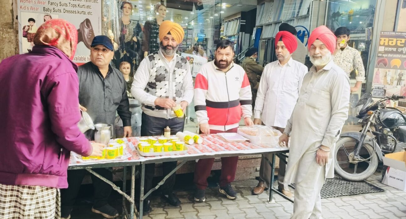 ਚਾਰ ਸਾਹਿਬਜ਼ਾਦਿਆਂ ਦੀ ਸ਼ਹਾਦਤ ਨੂੰ ਸਮਰਪਿਤ ਮੱਲਾਂ ਵਾਲਾ ਮੇਨ ਬਾਜ਼ਾਰ ’ਚ ਦੁੱਧ ਤੇ ਕਾਫੀ ਦਾ ਲੰਗਰ — ਭਾਈ ਮੋਤੀ ਰਾਮ ਜੀ ਦੀ ਮਹਾਨ ਕੁਰਬਾਨੀ ਨੂੰ ਕੀਤਾ ਨਮਨ