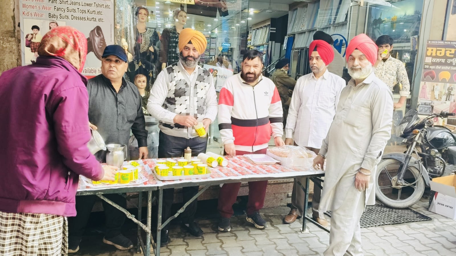 ਚਾਰ ਸਾਹਿਬਜ਼ਾਦਿਆਂ ਦੀ ਸ਼ਹਾਦਤ ਨੂੰ ਸਮਰਪਿਤ ਮੱਲਾਂ ਵਾਲਾ ਮੇਨ ਬਾਜ਼ਾਰ ’ਚ ਦੁੱਧ ਤੇ ਕਾਫੀ ਦਾ ਲੰਗਰ — ਭਾਈ ਮੋਤੀ ਰਾਮ ਜੀ ਦੀ ਮਹਾਨ ਕੁਰਬਾਨੀ ਨੂੰ ਕੀਤਾ ਨਮਨ