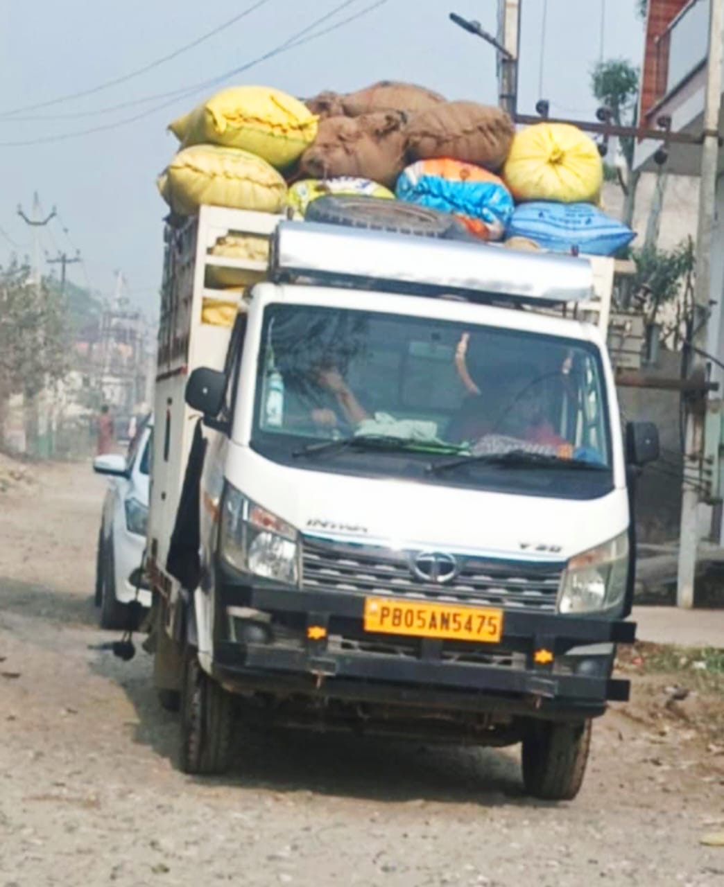 ਮੱਲਾਂਵਾਲਾ–ਫਿਰੋਜ਼ਪੁਰ–ਮੱਖੂ ਰੋਡ ’ਤੇ ਬੇਰੋਕ ਟੋਕ ਦੌੜ ਰਹੇ ਓਵਰਲੋਡ ਵਾਹਨ, ਹਾਦਸਿਆਂ ਦਾ ਖਤਰਾ ਵਧਿਆ