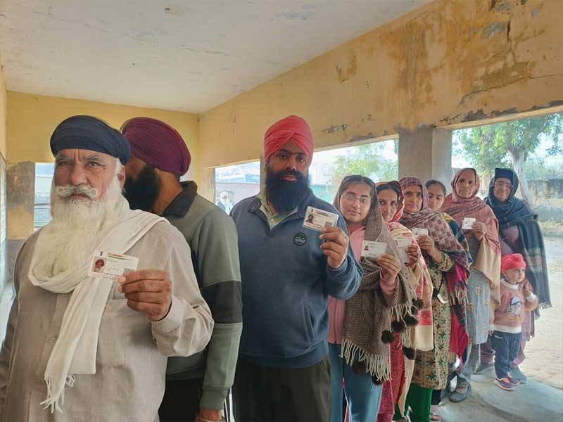 ਪਹਿਲੀ ਵਾਰ ਵੋਟ ਪਾਉਣ ਵਾਲੀ ਕੋਮਲਪ੍ਰੀਤ ਤੋਂ ਲੈ ਕੇ 90 ਸਾਲਾ ਅਜਬ ਸਿੰਘ ਤੱਕ, ਆਰਿਫ਼ ਕੇ ਇਲਮੇ ਵਾਲਾ ਬੰਡਾਲਾ ਵਿੱਚ ਲੋਕਤੰਤਰ ਦੀ ਮਿਸ