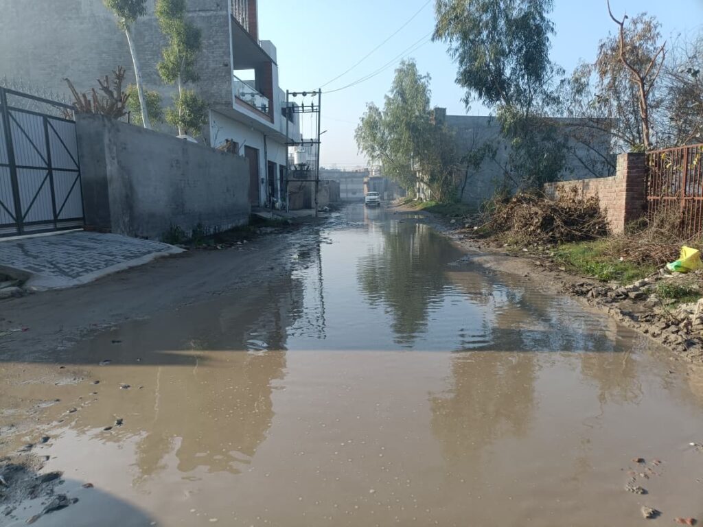 ਮੱਲਾਂਵਾਲਾ ਵਿੱਚ ਸੜਕਾਂ ਤੇ ਨਾਲੀਆਂ ਦੇ ਬੁਰੇ ਹਾਲ — ਮੀਤਾ ਭਗਤ ਵਾਲੀ ਸੜਕ ‘ਤੇ ਪਾਣੀ ਦਾ ਰਾਜ, ਪ੍ਰਸ਼ਾਸਨ ਬੇਖ਼ਬਰ