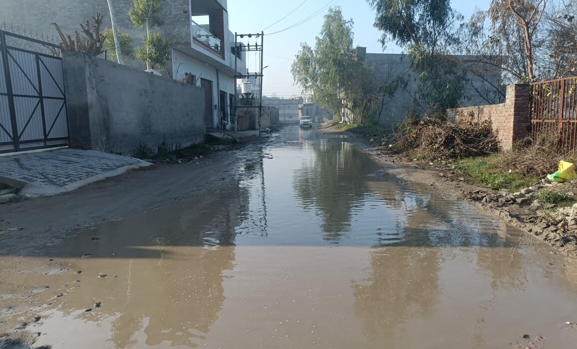 ਮੱਲਾਂਵਾਲਾ ਵਿੱਚ ਸੜਕਾਂ ਤੇ ਨਾਲੀਆਂ ਦੇ ਬੁਰੇ ਹਾਲ — ਮੀਤਾ ਭਗਤ ਵਾਲੀ ਸੜਕ ‘ਤੇ ਪਾਣੀ ਦਾ ਰਾਜ, ਪ੍ਰਸ਼ਾਸਨ ਬੇਖ਼ਬਰ