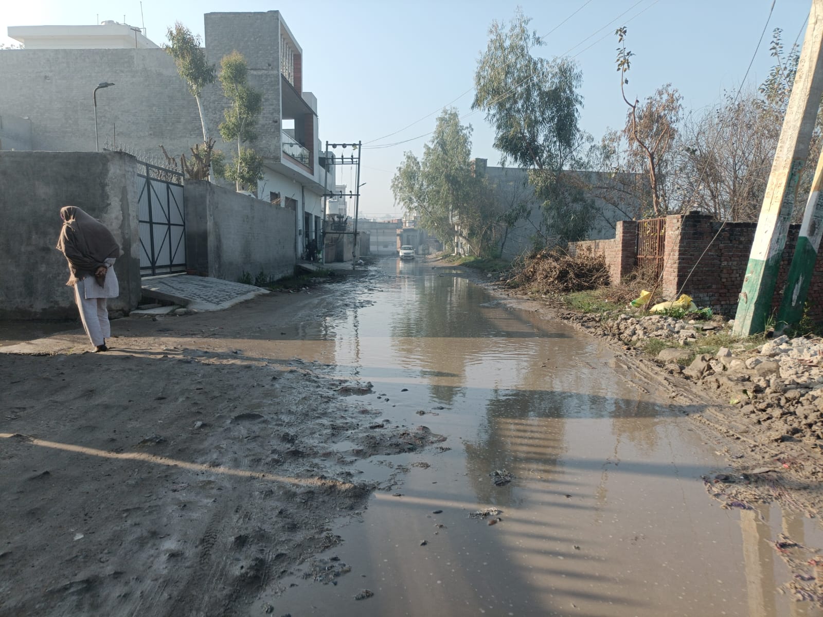 ਮੱਲਾਂਵਾਲਾ ਵਿੱਚ ਸੜਕਾਂ ਤੇ ਨਾਲੀਆਂ ਦੇ ਬੁਰੇ ਹਾਲ — ਮੀਤਾ ਭਗਤ ਵਾਲੀ ਸੜਕ ‘ਤੇ ਪਾਣੀ ਦਾ ਰਾਜ, ਪ੍ਰਸ਼ਾਸਨ ਬੇਖ਼ਬਰ