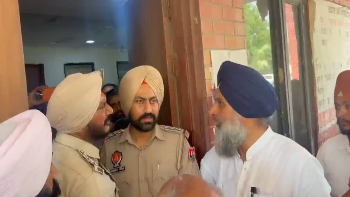 ਸਥਾਨਕ ਸਰਕਾਰਾਂ ਚੋਣਾਂ 2026 ਦੌਰਾਨ ਐਸਡੀਐਮ ਦਫ਼ਤਰ ਬਾਹਰ ਹੰਗਾਮਾ, ਅਕਾਲੀ ਆਗੂਆਂ ਵੱਲੋਂ ਪੁਲਿਸ ‘ਤੇ ਧੱਕੇਸ਼ਾਹੀ ਦੇ ਦੋਸ਼