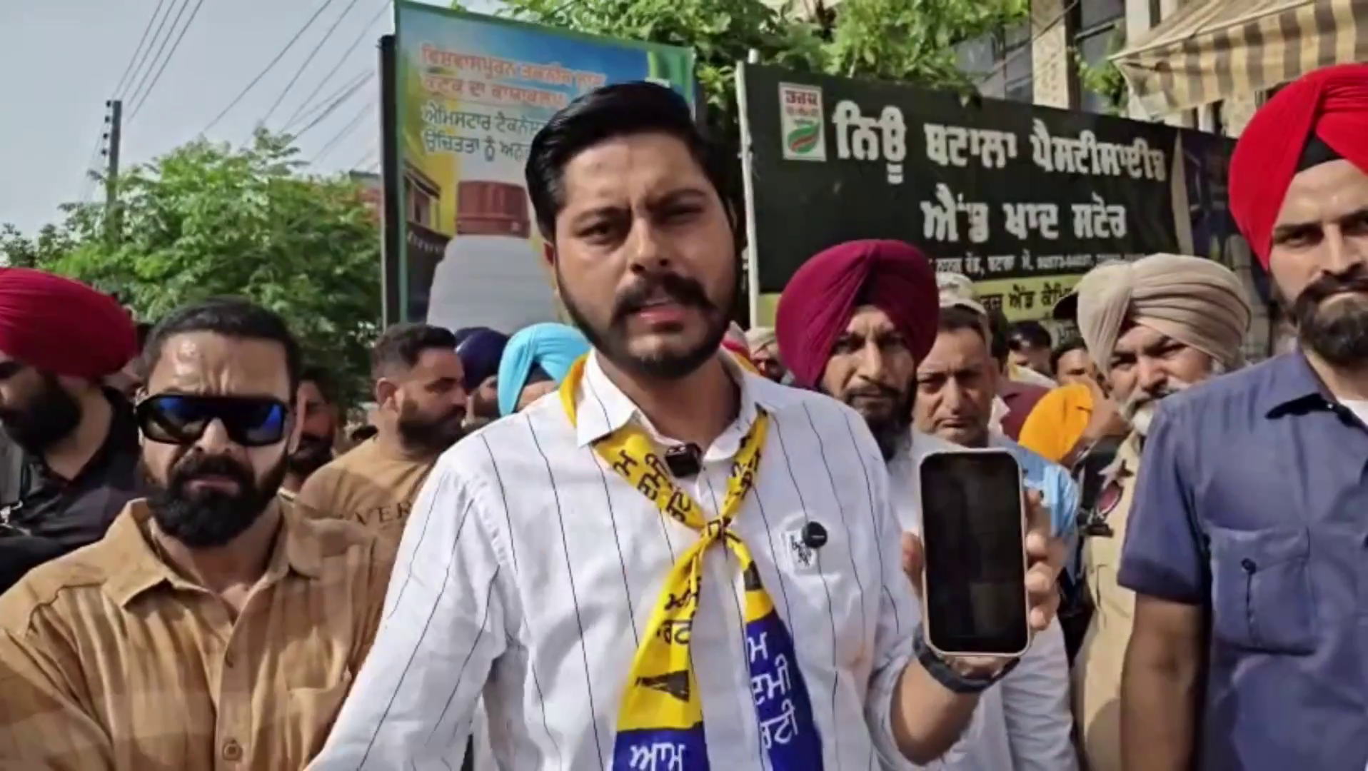 ਬਟਾਲਾ ਨਗਰ ਨਿਗਮ ਚੋਣਾਂ ਦੌਰਾਨ ਪੋਸਟਰ ਲਗਾਉਣ ਨੂੰ ਲੈ ਕੇ ‘ਆਪ’ ਤੇ ਕਾਂਗਰਸ ਵਰਕਰਾਂ ਵਿਚਾਲੇ ਹੰਗਾਮਾ