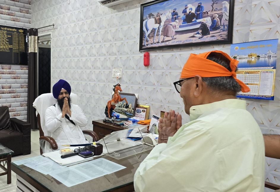 ਰਾਜਪਾਲ ਗੁਲਾਬ ਚੰਦ ਕਟਾਰੀਆ ਨੇ ਜਥੇਦਾਰ ਗੜਗੱਜ ਤੇ ਐਸਜੀਪੀਸੀ ਪ੍ਰਧਾਨ ਧਾਮੀ ਨਾਲ ਕੀਤੀ ਮੁਲਾਕਾਤ ਰਾਜਪਾਲ ਗੁਲਾਬ ਚੰਦ ਕਟਾਰੀਆ ਨੇ ਜਥੇਦਾਰ ਗੜਗੱਜ ਤੇ ਐਸਜੀਪੀਸੀ ਪ੍ਰਧਾਨ ਧਾਮੀ ਨਾਲ ਕੀਤੀ ਮੁਲਾਕਾਤ