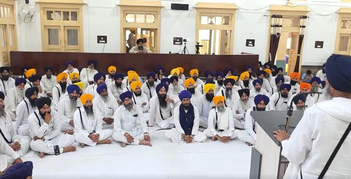 31 ਮਈ ਨੂੰ ਬਾਬਾ ਬਕਾਲਾ ਵਿਖੇ ਮਹਾਨ ਪੰਥਕ ਸੰਮੇਲਨ, SGPC ਪ੍ਰਧਾਨ ਧਾਮੀ ਵੱਲੋਂ ਪ੍ਰਚਾਰਕਾਂ ਨਾਲ ਅਹਿਮ ਮੀਟਿੰਗ **News:** Shiromani Gurdwara Parbandhak Committee ਦੇ ਪ੍ਰਧਾਨ Harjinder Singh Dhami ਵੱਲੋਂ Amritsar ਦੇ ਤੇਜਾ ਸਿੰਘ ਸਮੁੰਦਰੀ ਹਾਲ ਵਿਖੇ ਮਾਝੇ ਦੇ ਪ੍ਰਚਾਰਕਾਂ, ਢਾਡੀਆਂ ਅਤੇ ਕਵੀਸ਼ਰਾਂ ਨਾਲ ਇੱਕ ਵਿਸ਼ੇਸ਼ ਇਕੱਤਰਤਾ ਕੀਤੀ ਗਈ। ਮੀਟਿੰਗ ਦਾ ਮੁੱਖ ਉਦੇਸ਼ 31 ਮਈ ਨੂੰ Baba Bakala ਦੀ ਪਵਿੱਤਰ ਧਰਤੀ ’ਤੇ ਹੋਣ ਵਾਲੇ ਮਹਾਨ ਪੰਥਕ ਸੰਮੇਲਨ ਦੀਆਂ ਤਿਆਰੀਆਂ ਦਾ ਜਾਇਜ਼ਾ ਲੈਣਾ ਅਤੇ ਸੰਗਤਾਂ ਤੱਕ ਸੰਦੇਸ਼ ਪਹੁੰਚਾਉਣਾ ਸੀ। ਐਡਵੋਕੇਟ ਧਾਮੀ ਨੇ ਦੱਸਿਆ ਕਿ ਅੱਜ ਅੰਮ੍ਰਿਤ ਵੇਲੇ ਆਜ਼ਾਦ ਭਾਰਤ ਦੇ ਵੱਡੇ ਸਾਕਿਆਂ ਵਿੱਚੋਂ ਇੱਕ ‘ਸਾਕਾ ਪਾਉਂਟਾ ਸਾਹਿਬ’ ਦੇ ਸ਼ਹੀਦਾਂ ਦੀ ਯਾਦ ਵਿੱਚ ਸ੍ਰੀ ਅਖੰਡ ਪਾਠ ਸਾਹਿਬ ਦੇ ਭੋਗ ਪਾਏ ਗਏ ਅਤੇ ਅਰਦਾਸ ਕੀਤੀ ਗਈ। ਇਸ ਮੌਕੇ ਹਰੀਆਂ ਵੇਲਾਂ ਜਥੇਬੰਦੀ ਦੇ ਮੁਖੀ Baba Nihal Singh ਨੇ ਵੀ ਵਿਸ਼ੇਸ਼ ਤੌਰ ’ਤੇ ਹਾਜ਼ਰੀ ਭਰੀ। ਬੇਅਦਬੀ ਦੇ ਮਾਮਲਿਆਂ ਬਾਰੇ ਗੱਲ ਕਰਦਿਆਂ SGPC ਪ੍ਰਧਾਨ ਨੇ ਸਪੱਸ਼ਟ ਕੀਤਾ ਕਿ ਕਮੇਟੀ ਹਮੇਸ਼ਾ ਬੇਅਦਬੀ ਖ਼ਿਲਾਫ਼ ਸਖ਼ਤ ਕਾਨੂੰਨ ਦੀ ਮੰਗ ਕਰਦੀ ਆ ਰਹੀ ਹੈ। ਉਨ੍ਹਾਂ ਕਿਹਾ ਕਿ ਘੱਟੋ-ਘੱਟ ਉਮਰ ਕੈਦ ਅਤੇ ਵੱਧ ਤੋਂ ਵੱਧ ਫਾਂਸੀ ਦੀ ਸਜ਼ਾ ਦਾ ਪ੍ਰਬੰਧ ਹੋਣਾ ਚਾਹੀਦਾ ਹੈ। ਹਾਲਾਂਕਿ, SGPC ਨੇ ਬੇਅਦਬੀ ਕਾਨੂੰਨ ਦੀਆਂ ਕੁਝ ਮਦਾਂ ’ਤੇ ਇਤਰਾਜ਼ ਵੀ ਜਤਾਇਆ ਹੈ, ਜਿਨ੍ਹਾਂ ਵਿੱਚ ‘ਕਸਟੋਡੀਅਨ’ ਅਤੇ SGPC ਨਾਲ ਜੁੜੇ ਮੁੱਦੇ ਸ਼ਾਮਲ ਹਨ। ਧਾਮੀ ਨੇ ਪੰਜਾਬ ਸਰਕਾਰ ’ਤੇ ਨਿਸ਼ਾਨਾ ਸਾਧਦਿਆਂ ਕਿਹਾ ਕਿ ਸਰਕਾਰ ਵੱਲੋਂ ਅਜੇ ਤੱਕ ਕਾਨੂੰਨ ਨੂੰ ਪੰਜਾਬੀ ਭਾਸ਼ਾ ਵਿੱਚ ਛਾਪ ਕੇ ਲੋਕਾਂ ਤੱਕ ਨਹੀਂ ਪਹੁੰਚਾਇਆ ਗਿਆ। ਉਨ੍ਹਾਂ ਕਿਹਾ ਕਿ SGPC ਇਸ ਸਬੰਧੀ ਲੋਕਾਂ ਨੂੰ ਜਾਗਰੂਕ ਕਰਨ ਲਈ ਲਗਾਤਾਰ ਯਤਨ ਕਰ ਰਹੀ ਹੈ। ਇਸ ਦੌਰਾਨ ਅਮਰੀਕਾ ਦੇ ਇੱਕ ਗੁਰਦੁਆਰਾ ਸਾਹਿਬ ਵਿੱਚ ਪੁਲਿਸ ਅਧਿਕਾਰੀ ਵੱਲੋਂ ਬੂਟਾਂ ਸਮੇਤ ਮਰਿਆਦਾ ਦੀ ਉਲੰਘਣਾ ਕਰਨ ਦੀ ਵਾਇਰਲ ਵੀਡੀਓ ’ਤੇ ਵੀ ਧਾਮੀ ਨੇ ਚਿੰਤਾ ਜਤਾਈ। ਉਨ੍ਹਾਂ ਕਿਹਾ ਕਿ ਇਹ ਬਹੁਤ ਮਾੜੀ ਘਟਨਾ ਹੈ ਅਤੇ ਸਿੱਖ ਸੰਗਤਾਂ ਅਤੇ ਸਥਾਨਕ ਕਮੇਟੀਆਂ ਨੂੰ ਆਪਣੇ ਆਪਸੀ ਵਿਵਾਦਾਂ ਕਾਰਨ ਪੁਲਿਸ ਨੂੰ ਅੰਦਰ ਆਉਣ ਦਾ ਮੌਕਾ ਨਹੀਂ ਦੇਣਾ ਚਾਹੀਦਾ। ਨਾਲ ਹੀ ਉਨ੍ਹਾਂ ਵਿਦੇਸ਼ੀ ਗੁਰਦੁਆਰਾ ਕਮੇਟੀਆਂ ਨੂੰ ਅਪੀਲ ਕੀਤੀ ਕਿ ਉਹ ਸਥਾਨਕ ਪ੍ਰਸ਼ਾਸਨ ਨੂੰ ਗੁਰੂ ਘਰ ਦੀ ਮਰਿਆਦਾ ਬਾਰੇ ਪਹਿਲਾਂ ਹੀ ਜਾਣੂ ਕਰਵਾਉਣ ਤਾਂ ਜੋ ਅਜਿਹੀਆਂ ਘਟਨਾਵਾਂ ਤੋਂ ਬਚਿਆ ਜਾ ਸਕੇ।