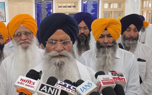 31 ਮਈ ਨੂੰ ਬਾਬਾ ਬਕਾਲਾ ਵਿਖੇ ਮਹਾਨ ਪੰਥਕ ਸੰਮੇਲਨ, SGPC ਪ੍ਰਧਾਨ ਧਾਮੀ ਵੱਲੋਂ ਪ੍ਰਚਾਰਕਾਂ ਨਾਲ ਅਹਿਮ ਮੀਟਿੰਗ **News:** Shiromani Gurdwara Parbandhak Committee ਦੇ ਪ੍ਰਧਾਨ Harjinder Singh Dhami ਵੱਲੋਂ Amritsar ਦੇ ਤੇਜਾ ਸਿੰਘ ਸਮੁੰਦਰੀ ਹਾਲ ਵਿਖੇ ਮਾਝੇ ਦੇ ਪ੍ਰਚਾਰਕਾਂ, ਢਾਡੀਆਂ ਅਤੇ ਕਵੀਸ਼ਰਾਂ ਨਾਲ ਇੱਕ ਵਿਸ਼ੇਸ਼ ਇਕੱਤਰਤਾ ਕੀਤੀ ਗਈ। ਮੀਟਿੰਗ ਦਾ ਮੁੱਖ ਉਦੇਸ਼ 31 ਮਈ ਨੂੰ Baba Bakala ਦੀ ਪਵਿੱਤਰ ਧਰਤੀ ’ਤੇ ਹੋਣ ਵਾਲੇ ਮਹਾਨ ਪੰਥਕ ਸੰਮੇਲਨ ਦੀਆਂ ਤਿਆਰੀਆਂ ਦਾ ਜਾਇਜ਼ਾ ਲੈਣਾ ਅਤੇ ਸੰਗਤਾਂ ਤੱਕ ਸੰਦੇਸ਼ ਪਹੁੰਚਾਉਣਾ ਸੀ। ਐਡਵੋਕੇਟ ਧਾਮੀ ਨੇ ਦੱਸਿਆ ਕਿ ਅੱਜ ਅੰਮ੍ਰਿਤ ਵੇਲੇ ਆਜ਼ਾਦ ਭਾਰਤ ਦੇ ਵੱਡੇ ਸਾਕਿਆਂ ਵਿੱਚੋਂ ਇੱਕ ‘ਸਾਕਾ ਪਾਉਂਟਾ ਸਾਹਿਬ’ ਦੇ ਸ਼ਹੀਦਾਂ ਦੀ ਯਾਦ ਵਿੱਚ ਸ੍ਰੀ ਅਖੰਡ ਪਾਠ ਸਾਹਿਬ ਦੇ ਭੋਗ ਪਾਏ ਗਏ ਅਤੇ ਅਰਦਾਸ ਕੀਤੀ ਗਈ। ਇਸ ਮੌਕੇ ਹਰੀਆਂ ਵੇਲਾਂ ਜਥੇਬੰਦੀ ਦੇ ਮੁਖੀ Baba Nihal Singh ਨੇ ਵੀ ਵਿਸ਼ੇਸ਼ ਤੌਰ ’ਤੇ ਹਾਜ਼ਰੀ ਭਰੀ। ਬੇਅਦਬੀ ਦੇ ਮਾਮਲਿਆਂ ਬਾਰੇ ਗੱਲ ਕਰਦਿਆਂ SGPC ਪ੍ਰਧਾਨ ਨੇ ਸਪੱਸ਼ਟ ਕੀਤਾ ਕਿ ਕਮੇਟੀ ਹਮੇਸ਼ਾ ਬੇਅਦਬੀ ਖ਼ਿਲਾਫ਼ ਸਖ਼ਤ ਕਾਨੂੰਨ ਦੀ ਮੰਗ ਕਰਦੀ ਆ ਰਹੀ ਹੈ। ਉਨ੍ਹਾਂ ਕਿਹਾ ਕਿ ਘੱਟੋ-ਘੱਟ ਉਮਰ ਕੈਦ ਅਤੇ ਵੱਧ ਤੋਂ ਵੱਧ ਫਾਂਸੀ ਦੀ ਸਜ਼ਾ ਦਾ ਪ੍ਰਬੰਧ ਹੋਣਾ ਚਾਹੀਦਾ ਹੈ। ਹਾਲਾਂਕਿ, SGPC ਨੇ ਬੇਅਦਬੀ ਕਾਨੂੰਨ ਦੀਆਂ ਕੁਝ ਮਦਾਂ ’ਤੇ ਇਤਰਾਜ਼ ਵੀ ਜਤਾਇਆ ਹੈ, ਜਿਨ੍ਹਾਂ ਵਿੱਚ ‘ਕਸਟੋਡੀਅਨ’ ਅਤੇ SGPC ਨਾਲ ਜੁੜੇ ਮੁੱਦੇ ਸ਼ਾਮਲ ਹਨ। ਧਾਮੀ ਨੇ ਪੰਜਾਬ ਸਰਕਾਰ ’ਤੇ ਨਿਸ਼ਾਨਾ ਸਾਧਦਿਆਂ ਕਿਹਾ ਕਿ ਸਰਕਾਰ ਵੱਲੋਂ ਅਜੇ ਤੱਕ ਕਾਨੂੰਨ ਨੂੰ ਪੰਜਾਬੀ ਭਾਸ਼ਾ ਵਿੱਚ ਛਾਪ ਕੇ ਲੋਕਾਂ ਤੱਕ ਨਹੀਂ ਪਹੁੰਚਾਇਆ ਗਿਆ। ਉਨ੍ਹਾਂ ਕਿਹਾ ਕਿ SGPC ਇਸ ਸਬੰਧੀ ਲੋਕਾਂ ਨੂੰ ਜਾਗਰੂਕ ਕਰਨ ਲਈ ਲਗਾਤਾਰ ਯਤਨ ਕਰ ਰਹੀ ਹੈ। ਇਸ ਦੌਰਾਨ ਅਮਰੀਕਾ ਦੇ ਇੱਕ ਗੁਰਦੁਆਰਾ ਸਾਹਿਬ ਵਿੱਚ ਪੁਲਿਸ ਅਧਿਕਾਰੀ ਵੱਲੋਂ ਬੂਟਾਂ ਸਮੇਤ ਮਰਿਆਦਾ ਦੀ ਉਲੰਘਣਾ ਕਰਨ ਦੀ ਵਾਇਰਲ ਵੀਡੀਓ ’ਤੇ ਵੀ ਧਾਮੀ ਨੇ ਚਿੰਤਾ ਜਤਾਈ। ਉਨ੍ਹਾਂ ਕਿਹਾ ਕਿ ਇਹ ਬਹੁਤ ਮਾੜੀ ਘਟਨਾ ਹੈ ਅਤੇ ਸਿੱਖ ਸੰਗਤਾਂ ਅਤੇ ਸਥਾਨਕ ਕਮੇਟੀਆਂ ਨੂੰ ਆਪਣੇ ਆਪਸੀ ਵਿਵਾਦਾਂ ਕਾਰਨ ਪੁਲਿਸ ਨੂੰ ਅੰਦਰ ਆਉਣ ਦਾ ਮੌਕਾ ਨਹੀਂ ਦੇਣਾ ਚਾਹੀਦਾ। ਨਾਲ ਹੀ ਉਨ੍ਹਾਂ ਵਿਦੇਸ਼ੀ ਗੁਰਦੁਆਰਾ ਕਮੇਟੀਆਂ ਨੂੰ ਅਪੀਲ ਕੀਤੀ ਕਿ ਉਹ ਸਥਾਨਕ ਪ੍ਰਸ਼ਾਸਨ ਨੂੰ ਗੁਰੂ ਘਰ ਦੀ ਮਰਿਆਦਾ ਬਾਰੇ ਪਹਿਲਾਂ ਹੀ ਜਾਣੂ ਕਰਵਾਉਣ ਤਾਂ ਜੋ ਅਜਿਹੀਆਂ ਘਟਨਾਵਾਂ ਤੋਂ ਬਚਿਆ ਜਾ ਸਕੇ।