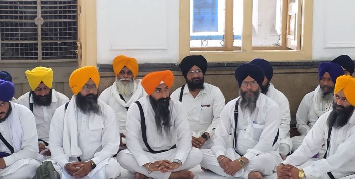 31 ਮਈ ਨੂੰ ਬਾਬਾ ਬਕਾਲਾ ਵਿਖੇ ਮਹਾਨ ਪੰਥਕ ਸੰਮੇਲਨ, SGPC ਪ੍ਰਧਾਨ ਧਾਮੀ ਵੱਲੋਂ ਪ੍ਰਚਾਰਕਾਂ ਨਾਲ ਅਹਿਮ ਮੀਟਿੰਗ **News:** Shiromani Gurdwara Parbandhak Committee ਦੇ ਪ੍ਰਧਾਨ Harjinder Singh Dhami ਵੱਲੋਂ Amritsar ਦੇ ਤੇਜਾ ਸਿੰਘ ਸਮੁੰਦਰੀ ਹਾਲ ਵਿਖੇ ਮਾਝੇ ਦੇ ਪ੍ਰਚਾਰਕਾਂ, ਢਾਡੀਆਂ ਅਤੇ ਕਵੀਸ਼ਰਾਂ ਨਾਲ ਇੱਕ ਵਿਸ਼ੇਸ਼ ਇਕੱਤਰਤਾ ਕੀਤੀ ਗਈ। ਮੀਟਿੰਗ ਦਾ ਮੁੱਖ ਉਦੇਸ਼ 31 ਮਈ ਨੂੰ Baba Bakala ਦੀ ਪਵਿੱਤਰ ਧਰਤੀ ’ਤੇ ਹੋਣ ਵਾਲੇ ਮਹਾਨ ਪੰਥਕ ਸੰਮੇਲਨ ਦੀਆਂ ਤਿਆਰੀਆਂ ਦਾ ਜਾਇਜ਼ਾ ਲੈਣਾ ਅਤੇ ਸੰਗਤਾਂ ਤੱਕ ਸੰਦੇਸ਼ ਪਹੁੰਚਾਉਣਾ ਸੀ। ਐਡਵੋਕੇਟ ਧਾਮੀ ਨੇ ਦੱਸਿਆ ਕਿ ਅੱਜ ਅੰਮ੍ਰਿਤ ਵੇਲੇ ਆਜ਼ਾਦ ਭਾਰਤ ਦੇ ਵੱਡੇ ਸਾਕਿਆਂ ਵਿੱਚੋਂ ਇੱਕ ‘ਸਾਕਾ ਪਾਉਂਟਾ ਸਾਹਿਬ’ ਦੇ ਸ਼ਹੀਦਾਂ ਦੀ ਯਾਦ ਵਿੱਚ ਸ੍ਰੀ ਅਖੰਡ ਪਾਠ ਸਾਹਿਬ ਦੇ ਭੋਗ ਪਾਏ ਗਏ ਅਤੇ ਅਰਦਾਸ ਕੀਤੀ ਗਈ। ਇਸ ਮੌਕੇ ਹਰੀਆਂ ਵੇਲਾਂ ਜਥੇਬੰਦੀ ਦੇ ਮੁਖੀ Baba Nihal Singh ਨੇ ਵੀ ਵਿਸ਼ੇਸ਼ ਤੌਰ ’ਤੇ ਹਾਜ਼ਰੀ ਭਰੀ। ਬੇਅਦਬੀ ਦੇ ਮਾਮਲਿਆਂ ਬਾਰੇ ਗੱਲ ਕਰਦਿਆਂ SGPC ਪ੍ਰਧਾਨ ਨੇ ਸਪੱਸ਼ਟ ਕੀਤਾ ਕਿ ਕਮੇਟੀ ਹਮੇਸ਼ਾ ਬੇਅਦਬੀ ਖ਼ਿਲਾਫ਼ ਸਖ਼ਤ ਕਾਨੂੰਨ ਦੀ ਮੰਗ ਕਰਦੀ ਆ ਰਹੀ ਹੈ। ਉਨ੍ਹਾਂ ਕਿਹਾ ਕਿ ਘੱਟੋ-ਘੱਟ ਉਮਰ ਕੈਦ ਅਤੇ ਵੱਧ ਤੋਂ ਵੱਧ ਫਾਂਸੀ ਦੀ ਸਜ਼ਾ ਦਾ ਪ੍ਰਬੰਧ ਹੋਣਾ ਚਾਹੀਦਾ ਹੈ। ਹਾਲਾਂਕਿ, SGPC ਨੇ ਬੇਅਦਬੀ ਕਾਨੂੰਨ ਦੀਆਂ ਕੁਝ ਮਦਾਂ ’ਤੇ ਇਤਰਾਜ਼ ਵੀ ਜਤਾਇਆ ਹੈ, ਜਿਨ੍ਹਾਂ ਵਿੱਚ ‘ਕਸਟੋਡੀਅਨ’ ਅਤੇ SGPC ਨਾਲ ਜੁੜੇ ਮੁੱਦੇ ਸ਼ਾਮਲ ਹਨ। ਧਾਮੀ ਨੇ ਪੰਜਾਬ ਸਰਕਾਰ ’ਤੇ ਨਿਸ਼ਾਨਾ ਸਾਧਦਿਆਂ ਕਿਹਾ ਕਿ ਸਰਕਾਰ ਵੱਲੋਂ ਅਜੇ ਤੱਕ ਕਾਨੂੰਨ ਨੂੰ ਪੰਜਾਬੀ ਭਾਸ਼ਾ ਵਿੱਚ ਛਾਪ ਕੇ ਲੋਕਾਂ ਤੱਕ ਨਹੀਂ ਪਹੁੰਚਾਇਆ ਗਿਆ। ਉਨ੍ਹਾਂ ਕਿਹਾ ਕਿ SGPC ਇਸ ਸਬੰਧੀ ਲੋਕਾਂ ਨੂੰ ਜਾਗਰੂਕ ਕਰਨ ਲਈ ਲਗਾਤਾਰ ਯਤਨ ਕਰ ਰਹੀ ਹੈ। ਇਸ ਦੌਰਾਨ ਅਮਰੀਕਾ ਦੇ ਇੱਕ ਗੁਰਦੁਆਰਾ ਸਾਹਿਬ ਵਿੱਚ ਪੁਲਿਸ ਅਧਿਕਾਰੀ ਵੱਲੋਂ ਬੂਟਾਂ ਸਮੇਤ ਮਰਿਆਦਾ ਦੀ ਉਲੰਘਣਾ ਕਰਨ ਦੀ ਵਾਇਰਲ ਵੀਡੀਓ ’ਤੇ ਵੀ ਧਾਮੀ ਨੇ ਚਿੰਤਾ ਜਤਾਈ। ਉਨ੍ਹਾਂ ਕਿਹਾ ਕਿ ਇਹ ਬਹੁਤ ਮਾੜੀ ਘਟਨਾ ਹੈ ਅਤੇ ਸਿੱਖ ਸੰਗਤਾਂ ਅਤੇ ਸਥਾਨਕ ਕਮੇਟੀਆਂ ਨੂੰ ਆਪਣੇ ਆਪਸੀ ਵਿਵਾਦਾਂ ਕਾਰਨ ਪੁਲਿਸ ਨੂੰ ਅੰਦਰ ਆਉਣ ਦਾ ਮੌਕਾ ਨਹੀਂ ਦੇਣਾ ਚਾਹੀਦਾ। ਨਾਲ ਹੀ ਉਨ੍ਹਾਂ ਵਿਦੇਸ਼ੀ ਗੁਰਦੁਆਰਾ ਕਮੇਟੀਆਂ ਨੂੰ ਅਪੀਲ ਕੀਤੀ ਕਿ ਉਹ ਸਥਾਨਕ ਪ੍ਰਸ਼ਾਸਨ ਨੂੰ ਗੁਰੂ ਘਰ ਦੀ ਮਰਿਆਦਾ ਬਾਰੇ ਪਹਿਲਾਂ ਹੀ ਜਾਣੂ ਕਰਵਾਉਣ ਤਾਂ ਜੋ ਅਜਿਹੀਆਂ ਘਟਨਾਵਾਂ ਤੋਂ ਬਚਿਆ ਜਾ ਸਕੇ।