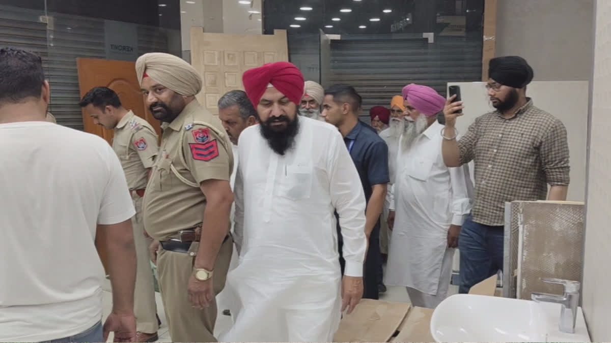ਅਕਾਲੀ ਉਮੀਦਵਾਰ ਦੇ ਸ਼ੋਅਰੂਮ ‘ਤੇ ਫਾਇਰਿੰਗ, 50 ਲੱਖ ਦੀ ਫਿਰੌਤੀ ਮੰਗਣ ਦਾ ਦਾਅਵਾ