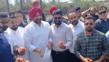 ਰਵਨੀਤ ਬਿੱਟੂ ਨੇ ਸੀਐਮ ਮਾਨ ਦੇ ਕਾਫ਼ਿਲੇ 'ਤੇ ਸੁੱਟੇ ਟਮਾਟਰ, ਪੁਲਿਸ ਨੇ ਲਿਆ ਹਿਰਾਸਤ 'ਚ