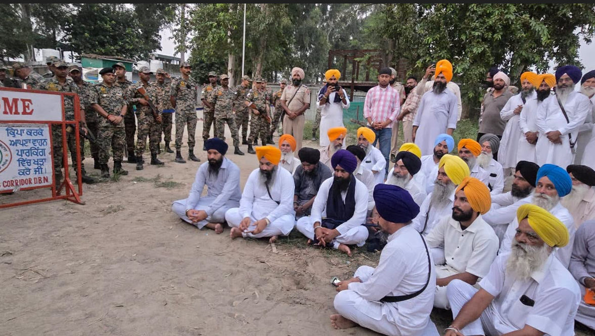 ਲਾਂਘਾ ਖੋਲ੍ਹਣ ਲਈ ਅਰਦਾਸ: ,ਕਰਤਾਰਪੁਰ ਲਾਂਘਾ ਖੋਲ੍ਹਣ ਲਈ ਅਰਦਾਸ ਕਰਨ ਜਾ ਰਹੇ ਜਥੇ ਨੂੰ ਰੋਕਿਆ , ਹੋ ਗਈ ਬਹਿਸ !