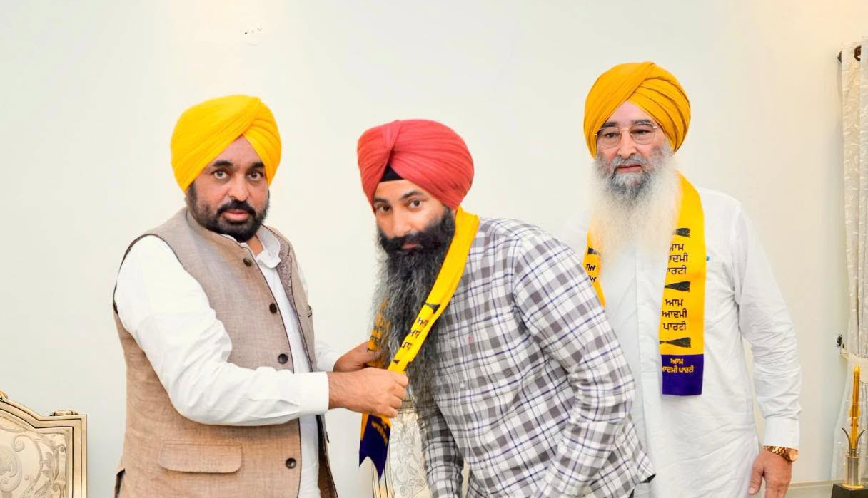 ਮਾਝੇ ’ਚ ਅਕਾਲੀ ਦਲ ਨੂੰ ਝਟਕਾ! ਅਕਾਲੀ ਦਲ ਨੂੰ ਛੱਡ ਕੇ ਰਵਿੰਦਰ ਸਿੰਘ ਬ੍ਰਹਮਪੁਰਾ ਆਮ ਆਦਮੀ ਪਾਰਟੀ ਵਿੱਚ ਸ਼ਾਮਿਲ