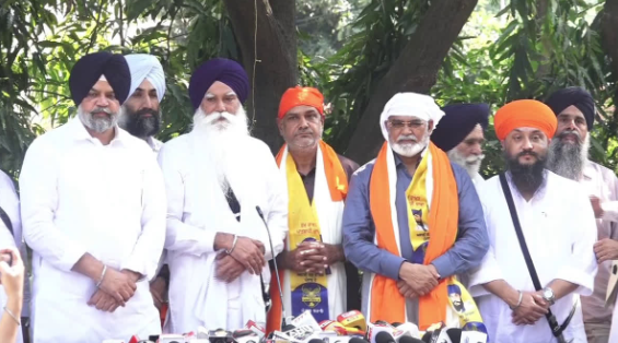 ਵਾਰਿਸ ਪੰਜਾਬ ਦੇ ’ਚ ਦੋ ਵੱਡੀਆਂ ਸ਼ਖ਼ਸੀਅਤਾਂ ਦੀ ਐਂਟਰੀ, ਸਾਬਕਾ ED ਅਧਿਕਾਰੀ ਤੇ ਰਿਟਾਇਰਡ DSP ਹੋਏ ਸ਼ਾਮਲ