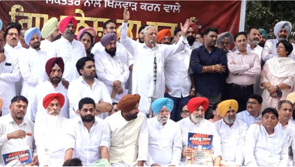 ਮੁੱਖ ਚੋਣ ਕਮਿਸ਼ਨਰ ਖਿਲਾਫ਼ ਪੰਜਾਬ ਕਾਂਗਰਸ ਦਾ ਹੱਲਾਬੋਲ, ਪ੍ਰਦਰਸ਼ਨ 'ਚੋਂ ਚੰਨੀ ਦੀ ਦੂਰੀ ਬਣੀ ਚਰਚਾ ਦਾ ਵਿਸ਼ਾ
