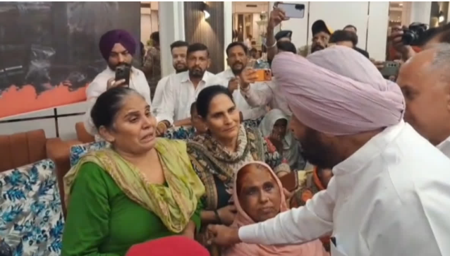ਪੰਜਾਬ 'ਚ ਨਸ਼ੇ ਖਿਲਾਫ਼ ਆਵਾਜ਼ ਬੁਲੰਦ: ਭਾਜਪਾ ਪ੍ਰਧਾਨ ਨੇ ਪੀੜਤ ਪਰਿਵਾਰਾਂ ਨਾਲ ਕੀਤੀ ਮੁਲਾਕਾਤ, ਜਤਾਇਆ ਗੂੜ੍ਹਾ ਦੁੱਖ ਪੰਜਾਬ 'ਚ ਨਸ਼ੇ ਖਿਲਾਫ਼ ਆਵਾਜ਼ ਬੁਲੰਦ: ਭਾਜਪਾ ਪ੍ਰਧਾਨ ਨੇ ਪੀੜਤ ਪਰਿਵਾਰਾਂ ਨਾਲ ਕੀਤੀ ਮੁਲਾਕਾਤ, ਜਤਾਇਆ ਗੂੜ੍ਹਾ ਦੁੱਖ