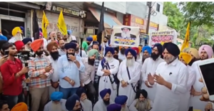 SGPC ਪ੍ਰਧਾਨ ਧਾਮੀ ਦੇ ਘਰ ਬਾਹਰ ‘ਅਕਾਲੀ ਦਲ ਵਾਰਿਸ ਪੰਜਾਬ ਦੇ’ ਦਾ ਰੋਸ ਪ੍ਰਦਰਸ਼ਨ,ਅਸਤੀਫ਼ੇ ਦੀ ਕੀਤੀ ਮੰਗ SGPC ਪ੍ਰਧਾਨ ਧਾਮੀ ਦੇ ਘਰ ਬਾਹਰ ‘ਅਕਾਲੀ ਦਲ ਵਾਰਿਸ ਪੰਜਾਬ ਦੇ’ ਦਾ ਰੋਸ ਪ੍ਰਦਰਸ਼ਨ,ਅਸਤੀਫ਼ੇ ਦੀ ਕੀਤੀ ਮੰਗ