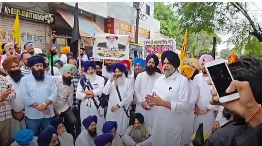SGPC ਪ੍ਰਧਾਨ ਧਾਮੀ ਦੇ ਘਰ ਬਾਹਰ ‘ਅਕਾਲੀ ਦਲ ਵਾਰਿਸ ਪੰਜਾਬ ਦੇ’ ਦਾ ਰੋਸ ਪ੍ਰਦਰਸ਼ਨ,ਅਸਤੀਫ਼ੇ ਦੀ ਕੀਤੀ ਮੰਗ