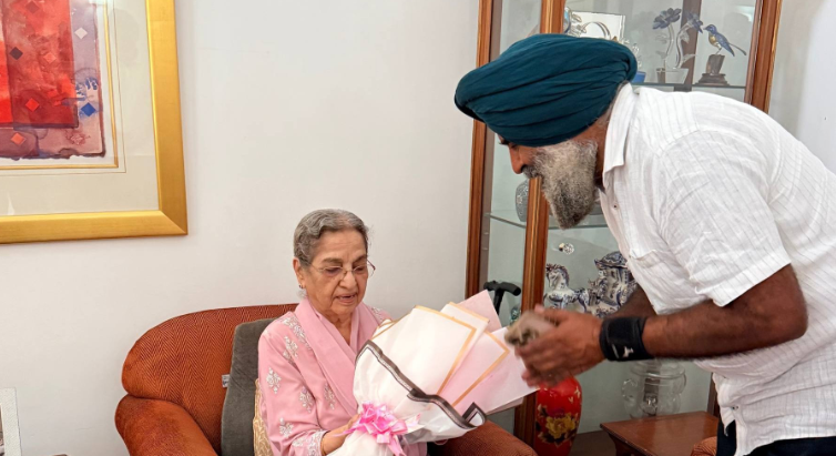 ਪੰਜਾਬ ਕਾਂਗਰਸ ਦੇ ਨਵੇਂ ਪ੍ਰਧਾਨ ਨੇ ਲਿਆ ਡਾ. ਮਨਮੋਹਨ ਸਿੰਘ ਦੇ ਪਰਿਵਾਰ ਤੋਂ ਆਸ਼ੀਰਵਾਦ