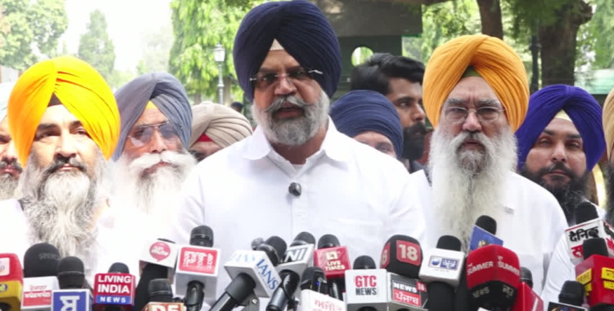ਅਕਾਲੀ ਦਲ ‘ਵਾਰਿਸ ਪੰਜਾਬ ਦੇ’ ਦਾ ਰਾਜਪਾਲ ਨਾਲ ਮੁਲਾਕਾਤ, ਪਾਰਟੀ ਰਜਿਸਟਰੇਸ਼ਨ ਦਾ ਮੁੱਦਾ ਚੁੱਕਿਆ